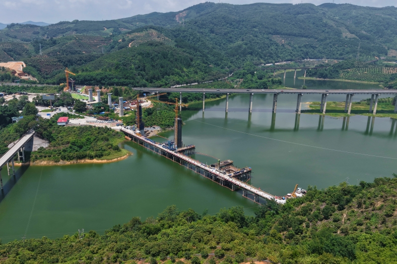 圖為黃百鐵路那蒙澄碧河特大橋施工現(xiàn)場(施懿辰 攝).jpg