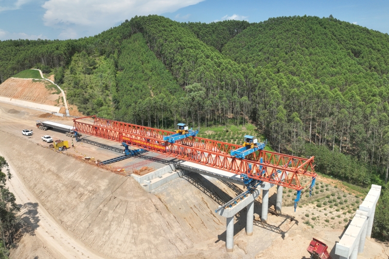 柳覃高速三標架梁現(xiàn)場(王亮亮 攝).jpg