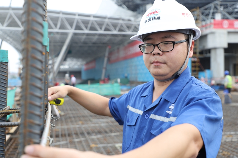 1圖為袁寬在現(xiàn)場(chǎng)查驗(yàn)施工質(zhì)量(李佳珊 攝).jpg