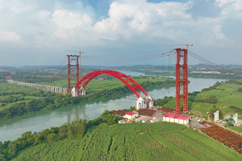 柳覃高速紅水河特大橋拱肋混凝土灌注完成(王亮亮 攝).jpg