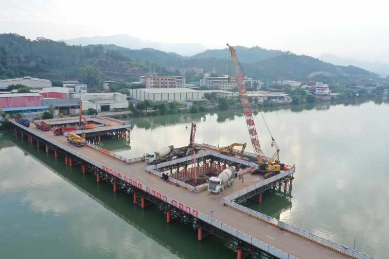 圖為 承臺(tái)澆筑現(xiàn)場(chǎng) 王子豪攝.jpg